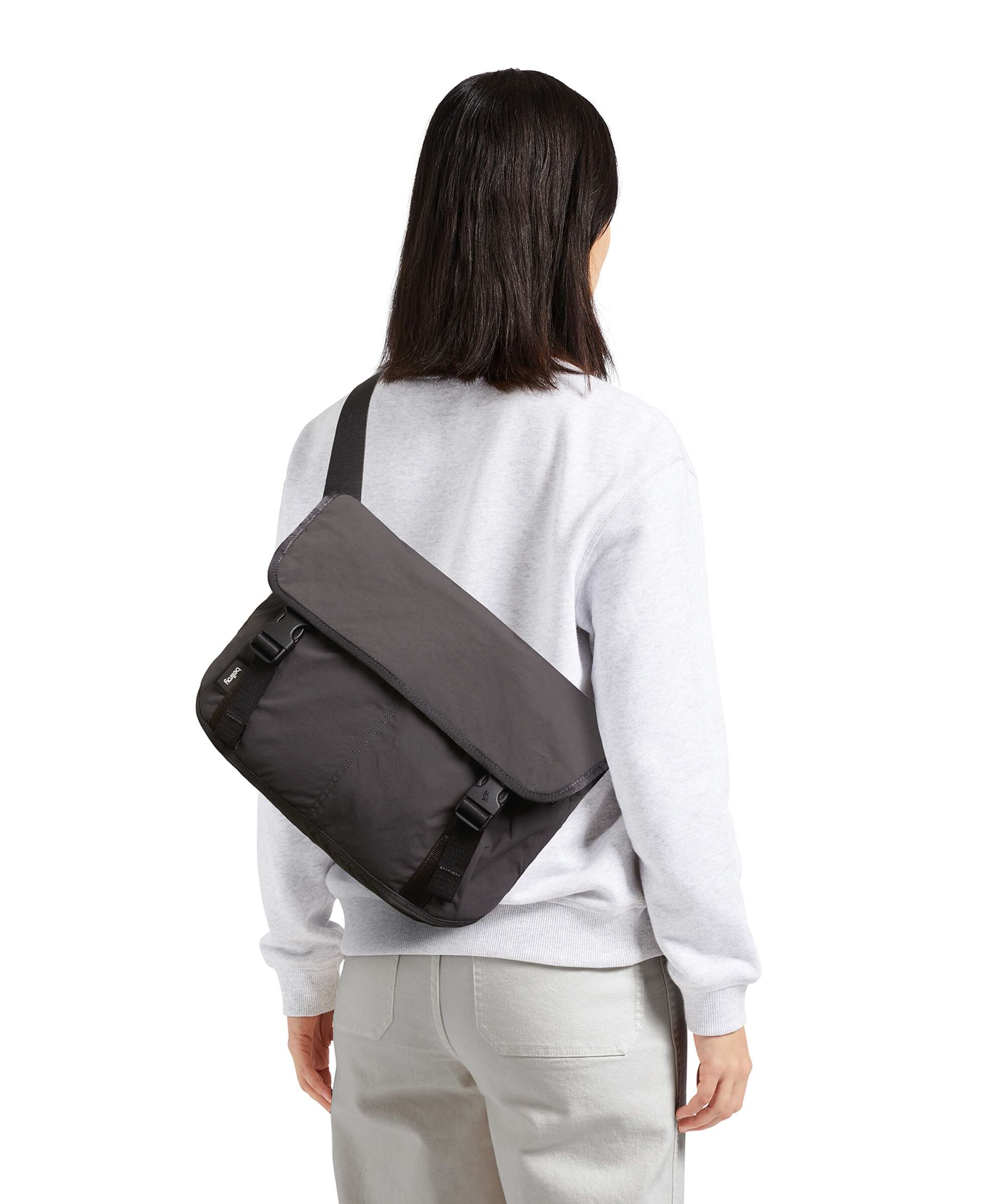 Bellroy Cinch 12 Koerierstas black - 51Dnspod | Smaakvolle damp – Verzendkosten vrij vanaf 40€ Bellroy Cinch 12 Koerierstas black - 51Dnspod | Smaakvolle damp – Verzendkosten vrij vanaf 40€