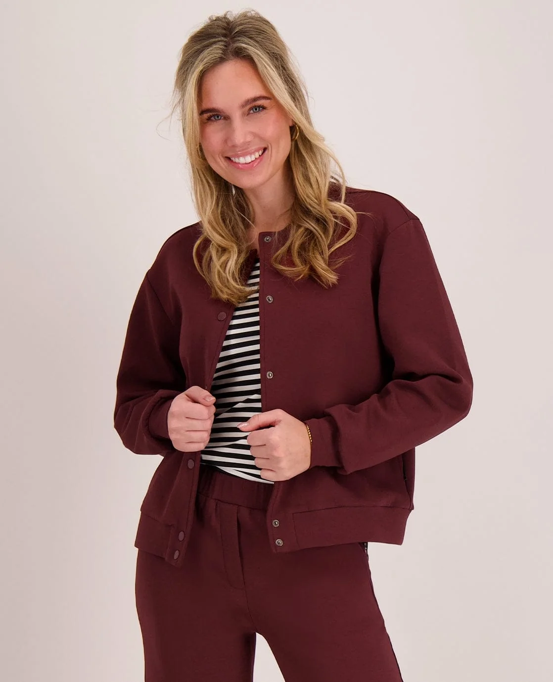 Bomber Veste | Dark Burgundy - 51Dnspod | Smaakvolle damp – Verzendkosten vrij vanaf 40€ Bomber Veste | Dark Burgundy - 51Dnspod | Smaakvolle damp – Verzendkosten vrij vanaf 40€