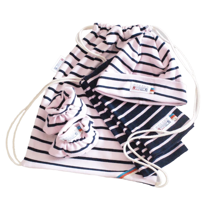 Breton geboortegeschenk Navy-Pink - 51Dnspod | Smaakvolle damp – Verzendkosten vrij vanaf 40€ Breton geboortegeschenk Navy-Pink - 51Dnspod | Smaakvolle damp – Verzendkosten vrij vanaf 40€