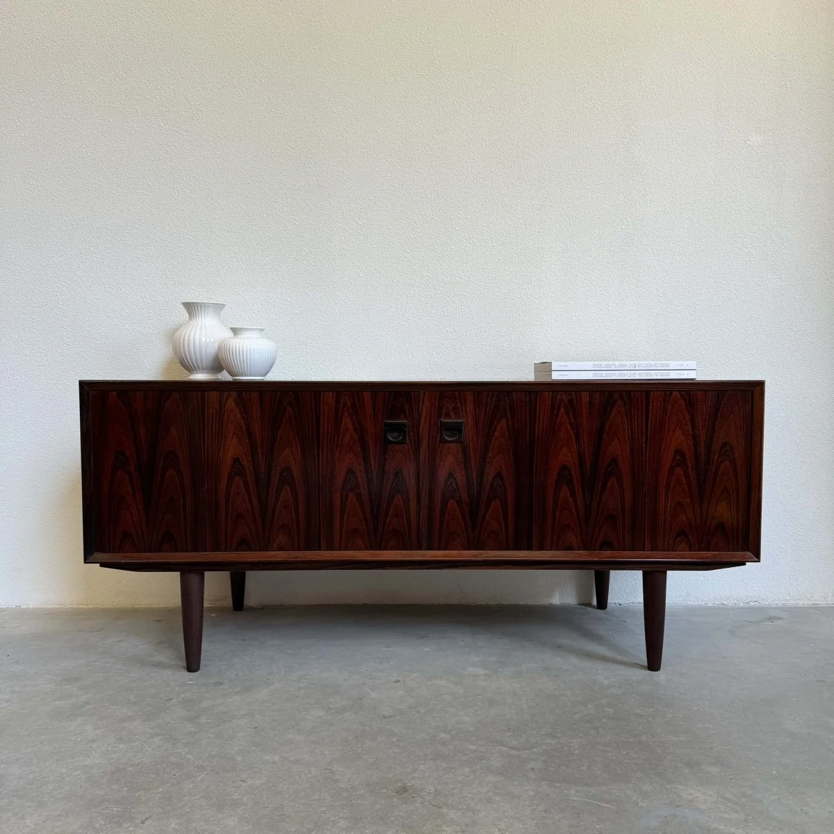 Brouer sideboard 2 deuren palissander - 51Dnspod | Smaakvolle damp – Verzendkosten vrij vanaf 40€ Brouer sideboard 2 deuren palissander - 51Dnspod | Smaakvolle damp – Verzendkosten vrij vanaf 40€