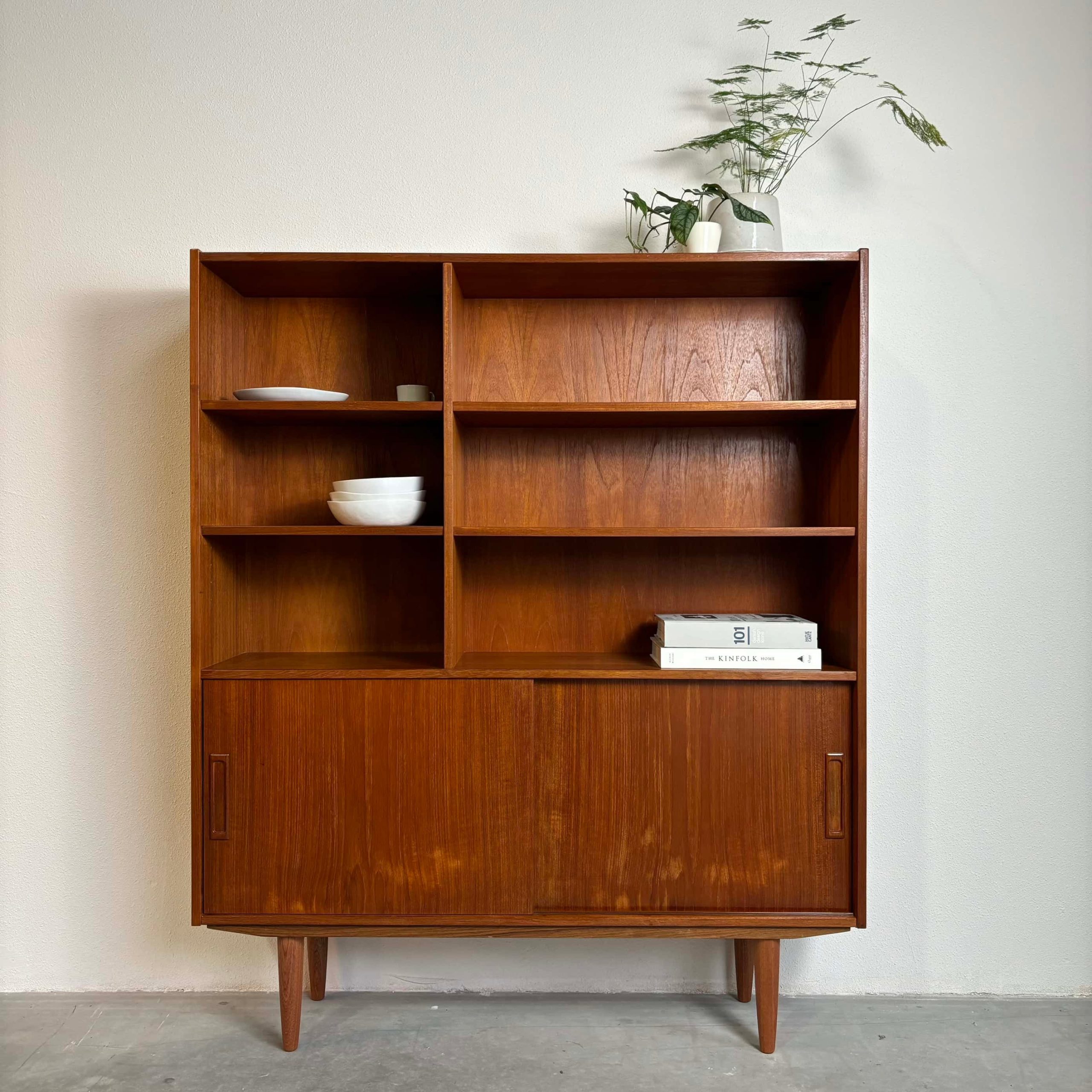 Boekenkast schuifdeurtjes teak - 51Dnspod | Smaakvolle damp – Verzendkosten vrij vanaf 40€ Boekenkast schuifdeurtjes teak - 51Dnspod | Smaakvolle damp – Verzendkosten vrij vanaf 40€