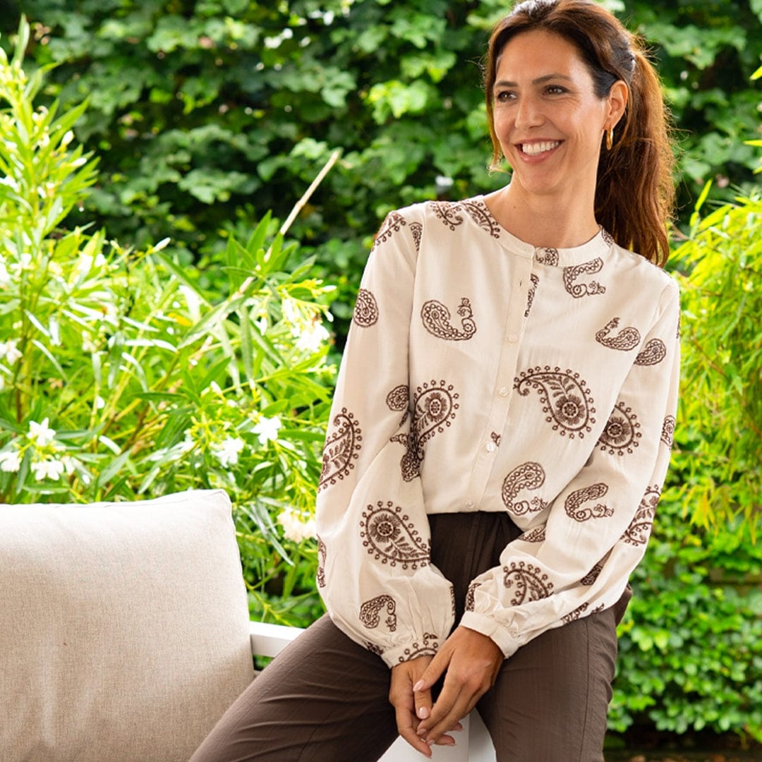 Blouse Lizzy | Greige / Cacao Brown - 51Dnspod | Smaakvolle damp – Verzendkosten vrij vanaf 40€ Blouse Lizzy | Greige / Cacao Brown - 51Dnspod | Smaakvolle damp – Verzendkosten vrij vanaf 40€