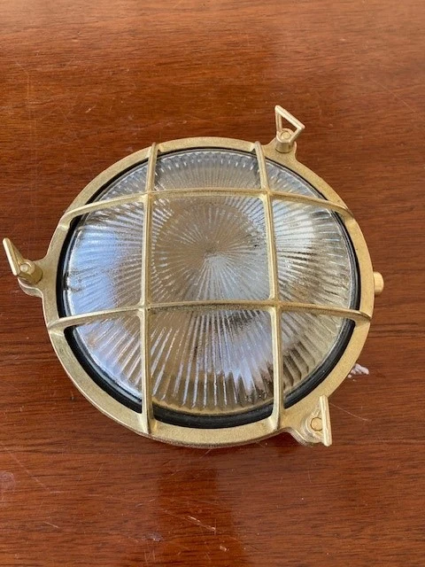 Bulleye Walrus scheepslamp, messing met lensglas, 21 cmø - 51Dnspod | Smaakvolle damp – Verzendkosten vrij vanaf 40€ Bulleye Walrus scheepslamp, messing met lensglas, 21 cmø - 51Dnspod | Smaakvolle damp – Verzendkosten vrij vanaf 40€