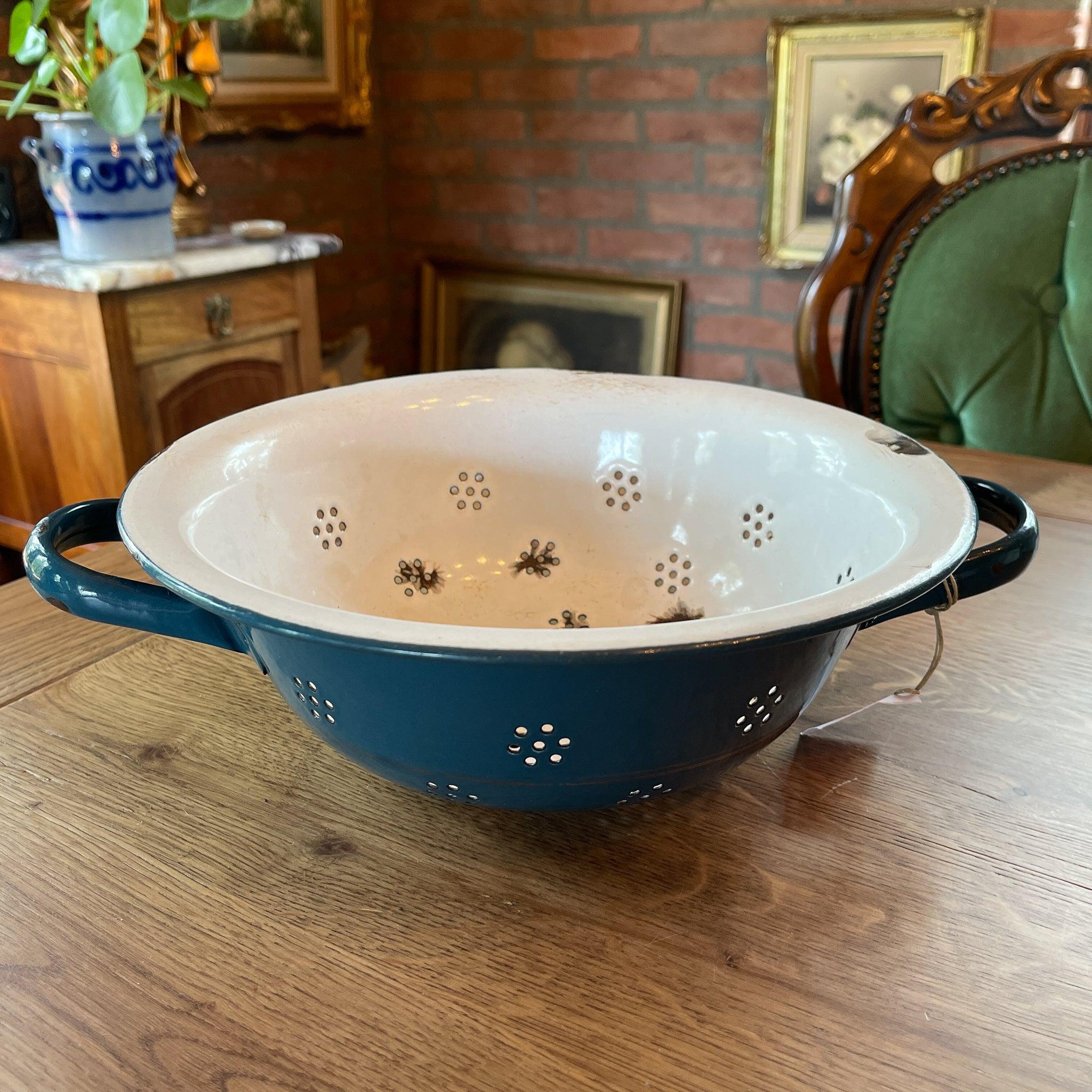 Blauwe emaille vergiet - 51Dnspod | Smaakvolle damp – Verzendkosten vrij vanaf 40€ Blauwe emaille vergiet - 51Dnspod | Smaakvolle damp – Verzendkosten vrij vanaf 40€