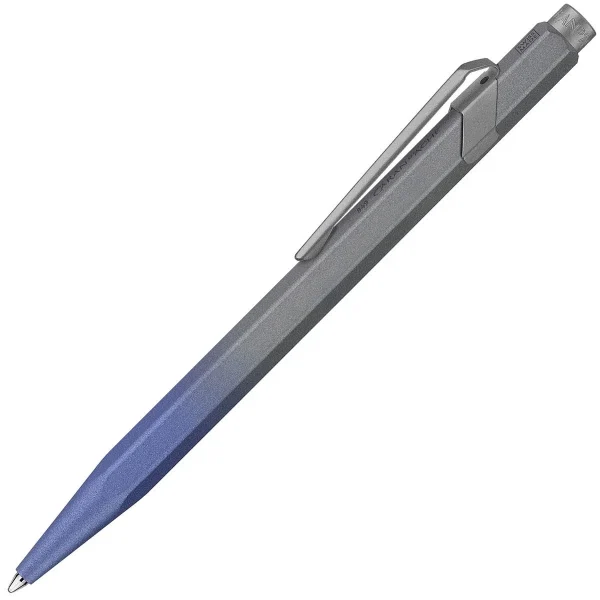 Caran d'Ache 849 Claim Your Style Edition 5 Balpen - Stormy Blue - 51Dnspod | Smaakvolle damp – Verzendkosten vrij vanaf 40€