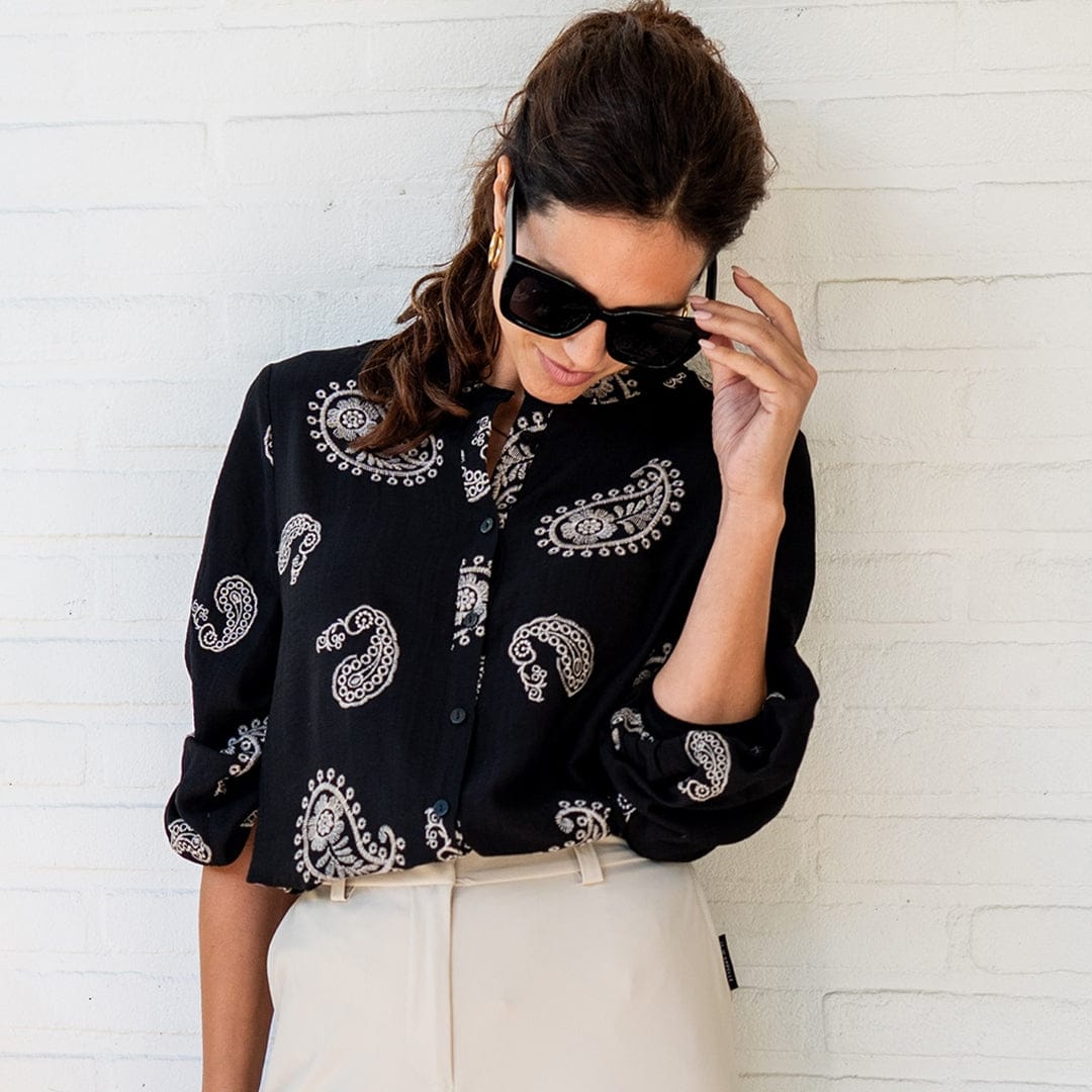 Blouse Liese | Zwart/Greige - 51Dnspod | Smaakvolle damp – Verzendkosten vrij vanaf 40€ Blouse Liese | Zwart/Greige - 51Dnspod | Smaakvolle damp – Verzendkosten vrij vanaf 40€